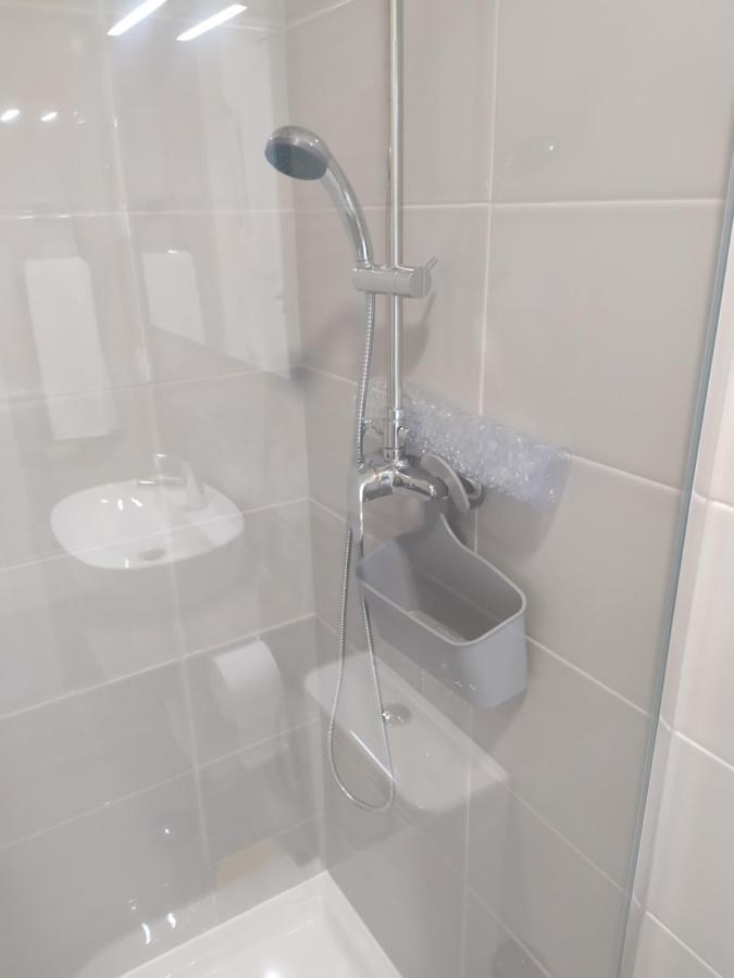 Hall 92 Quartos Com Wc Em Moradia Com Piscina A-Das-Lebres Loures Lejlighed Eksteriør billede